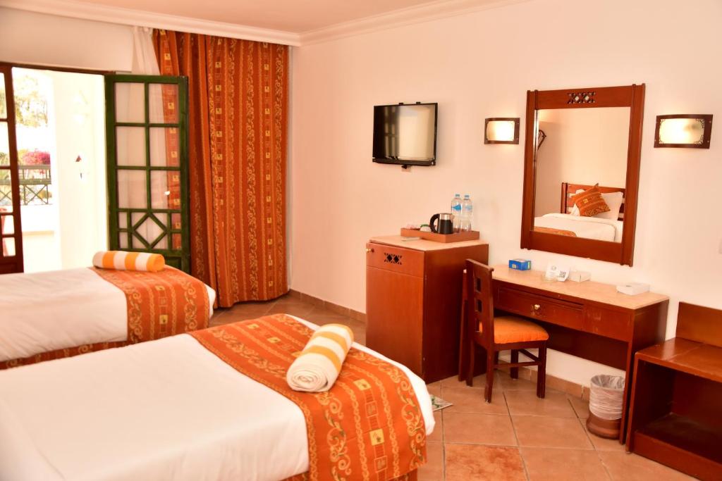Postel nebo postele na pokoji v ubytování Verginia Sharm Resort & Aqua Park