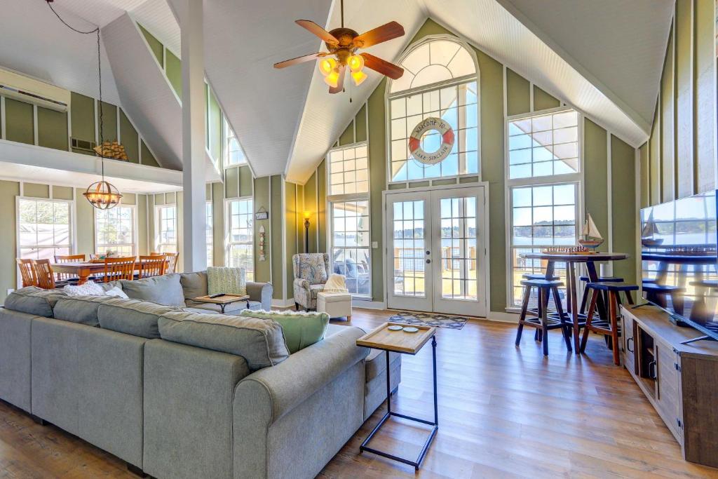 Et opholdsområde på Dock and Fire Pit Stunning Lake Sinclair Home!