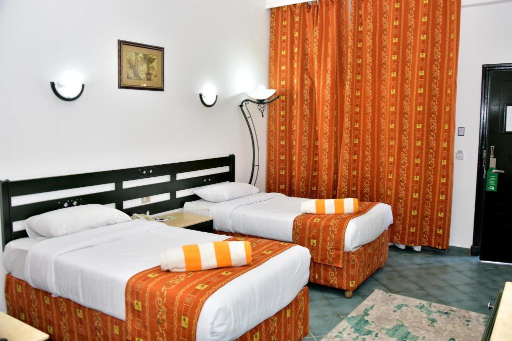Postel nebo postele na pokoji v ubytování Verginia Sharm Resort & Aqua Park