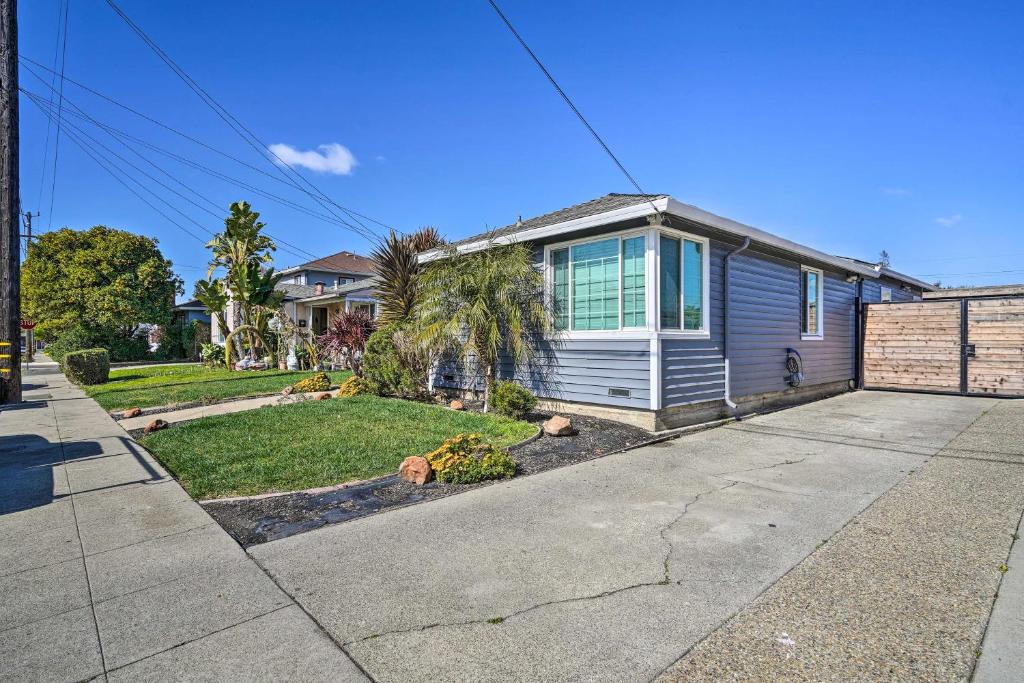 海沃德的住宿－Cozy Bay Area Vacation Rental with Patio，车道和院子的房子