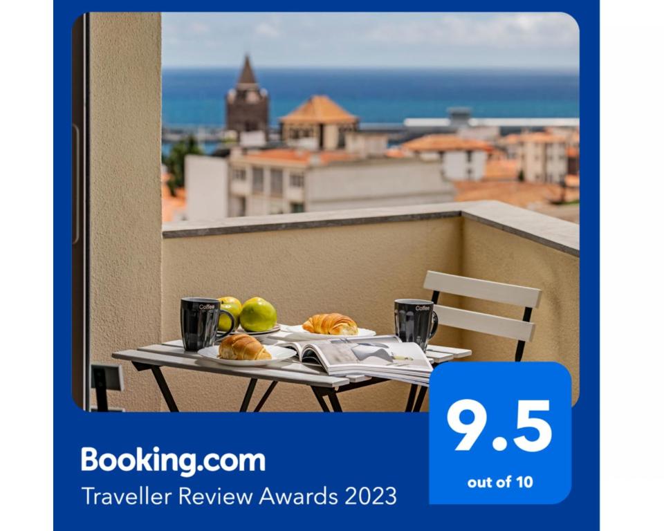 豐沙爾的住宿－Luxury View Apartment Funchal，阳台上的餐桌上放着一盘食物