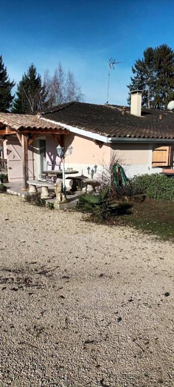 a house with a porch and a car parked in front of it at Maison cosy à Saint-Avit-Saint-Nazaire avec jardin in Saint-Avit-Saint-Nazaire