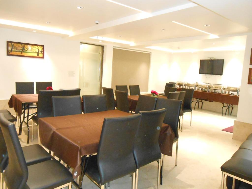 TV a/nebo společenská místnost v ubytování Hotel Aston International