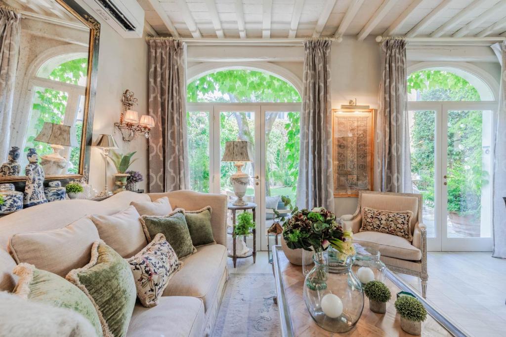 Ruang duduk di LA CASINA Luxury Apartment inside the Walls of Lucca with Garden, airconditioning, Wifi