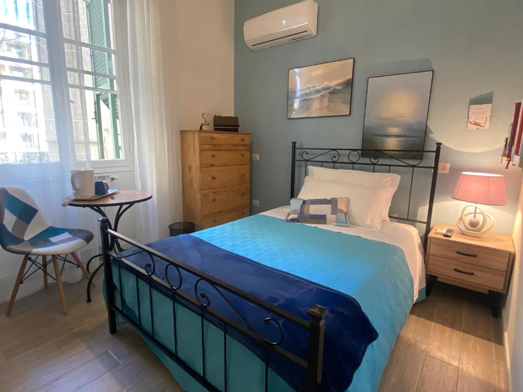 Łóżko lub łóżka w pokoju w obiekcie Iola Rooms - Q9416
