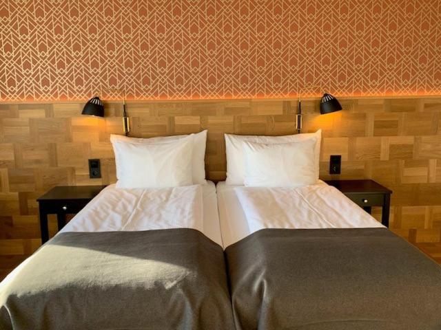 Postel nebo postele na pokoji v ubytování Nybro Stora Hotellet