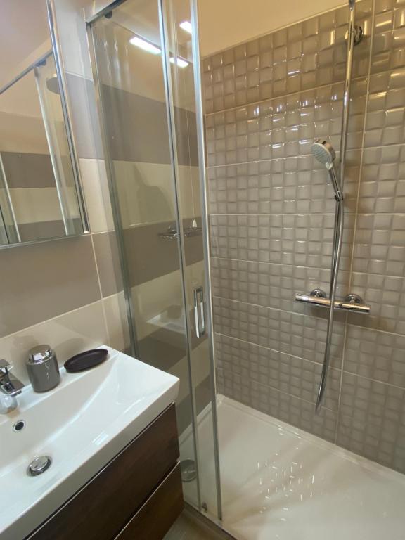 Łazienka w obiekcie Iola Rooms - Q9416