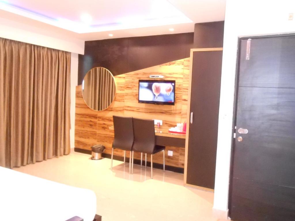 TV a/nebo společenská místnost v ubytování Hotel Aston International