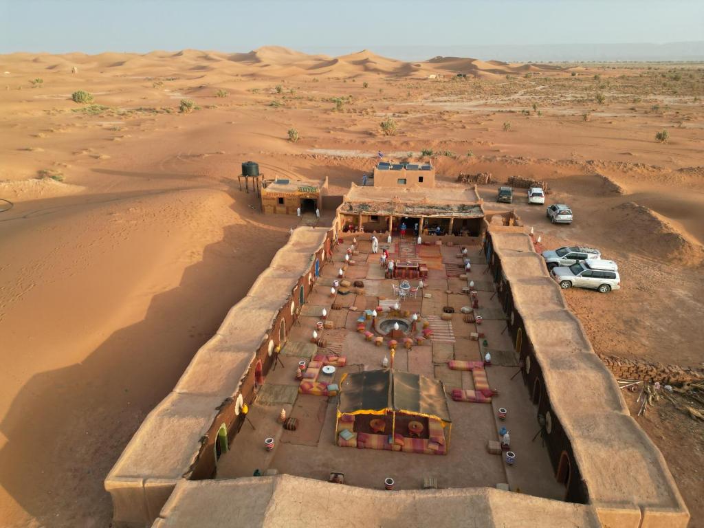 une vue aérienne sur un parking dans le désert dans l'établissement Rêves de désert, à M'Hamid El Ghizlane