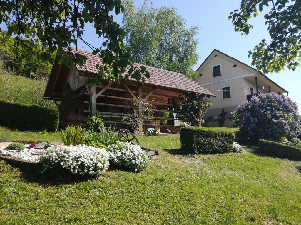 a cabin in the yard of a house at Počitniška hiša Perme in Šentjanž