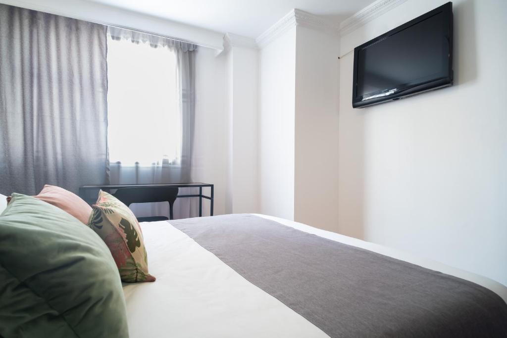 TV a/nebo společenská místnost v ubytování Hotel Virrey Central