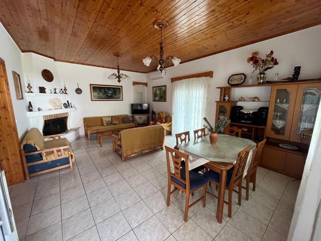 sala de estar con mesa y sofá en Villa Lazaros, 