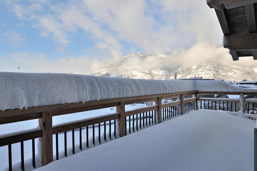 Vista generica sulle montagne o vista sulle montagne dall'interno dello chalet