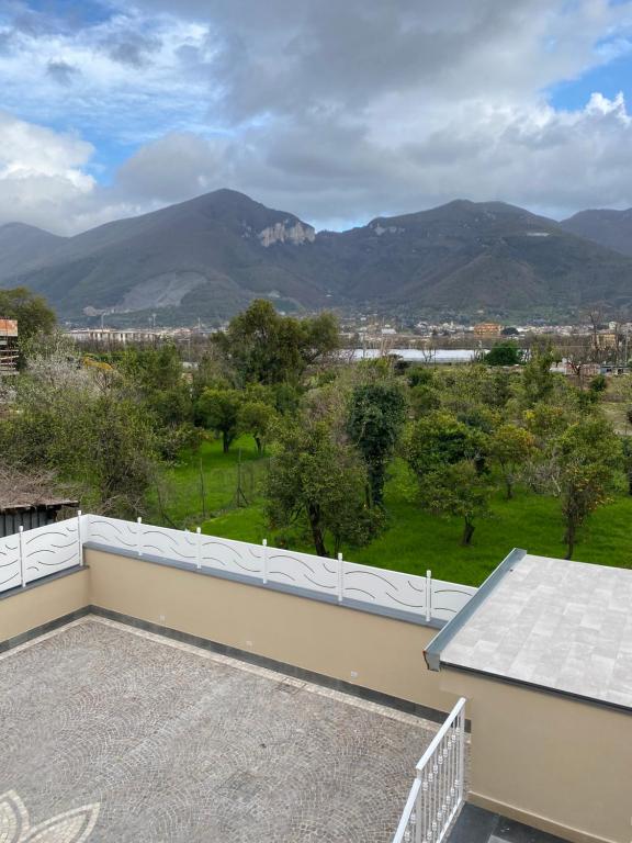 balcón con vistas a las montañas en Villa Rose Apartments, en Sant'Egidio del Monte Albino