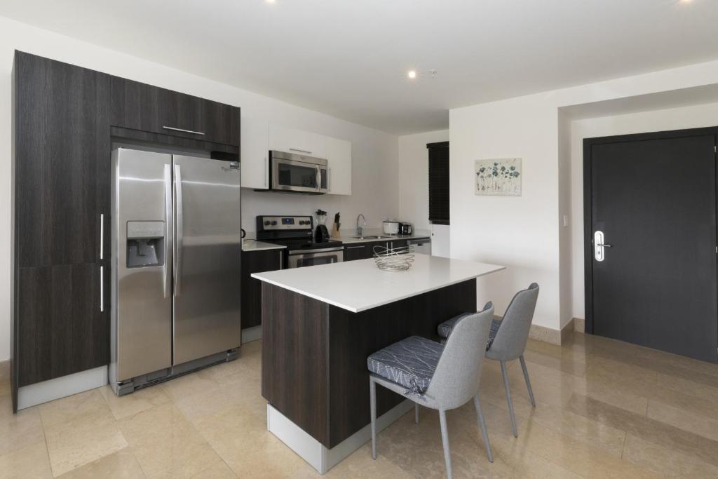 Kuchyň nebo kuchyňský kout v ubytování Roble Sabana 304 Luxury Apartment - Reserva Conchal