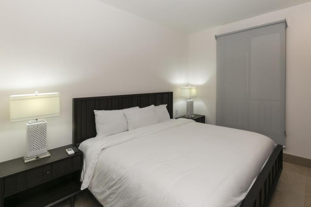 Postel nebo postele na pokoji v ubytování Roble Sabana 304 Luxury Apartment - Reserva Conchal