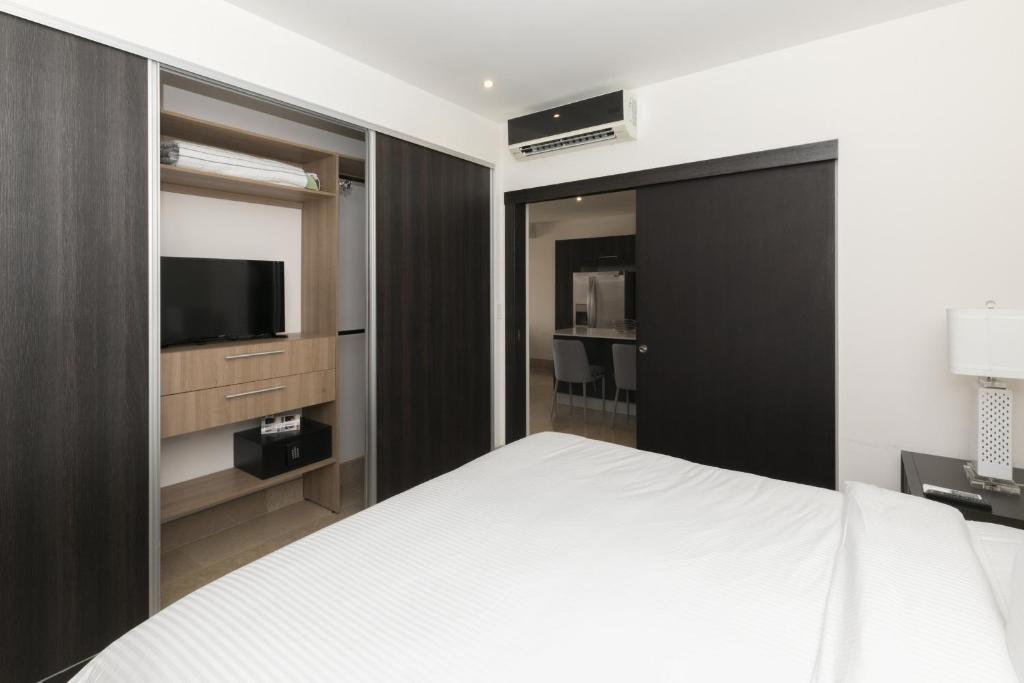 Postel nebo postele na pokoji v ubytování Roble Sabana 304 Luxury Apartment - Reserva Conchal
