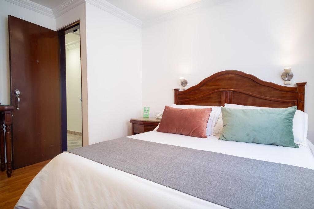 Postel nebo postele na pokoji v ubytování Hotel Virrey Central
