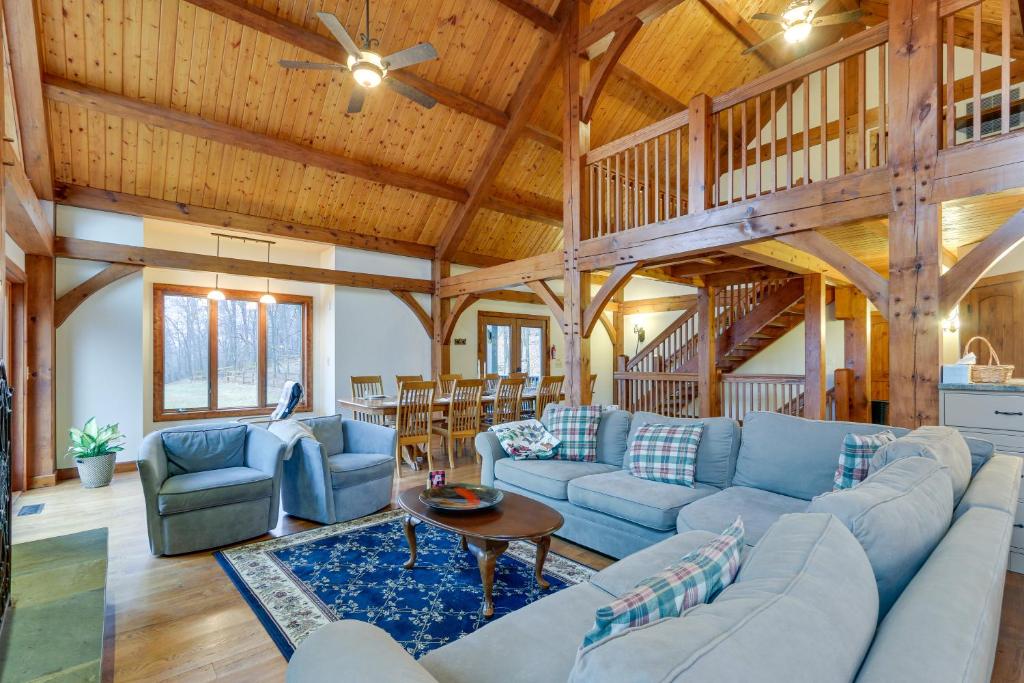 uma sala de estar com sofás azuis e um tecto de madeira em Spacious Virginia Vacation Rental with Yard and Sauna em Purcellville