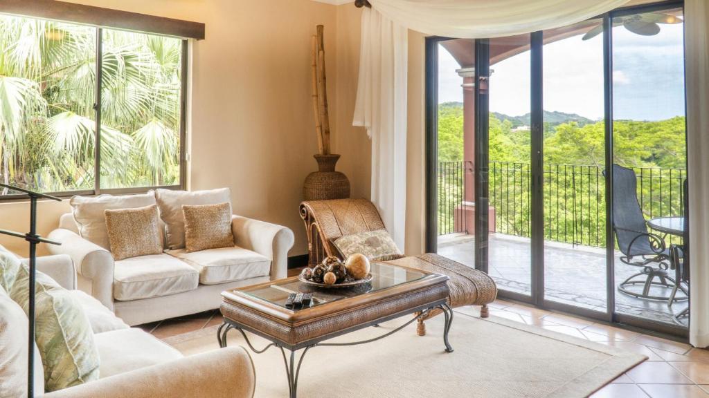 sala de estar con sofá y mesa en Bougainvillea 5306 Luxury Apartment - Reserva Conchal, en Playa Conchal