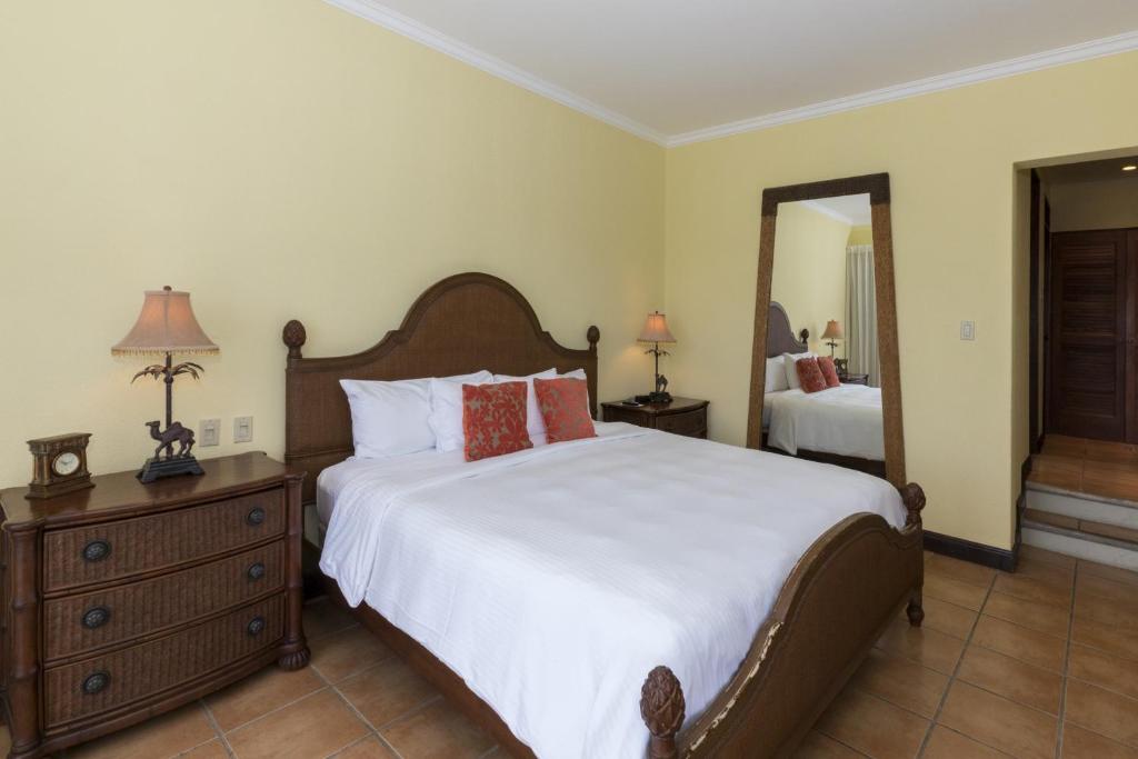 Postel nebo postele na pokoji v ubytování Bougainvillea 5306 Luxury Apartment - Reserva Conchal