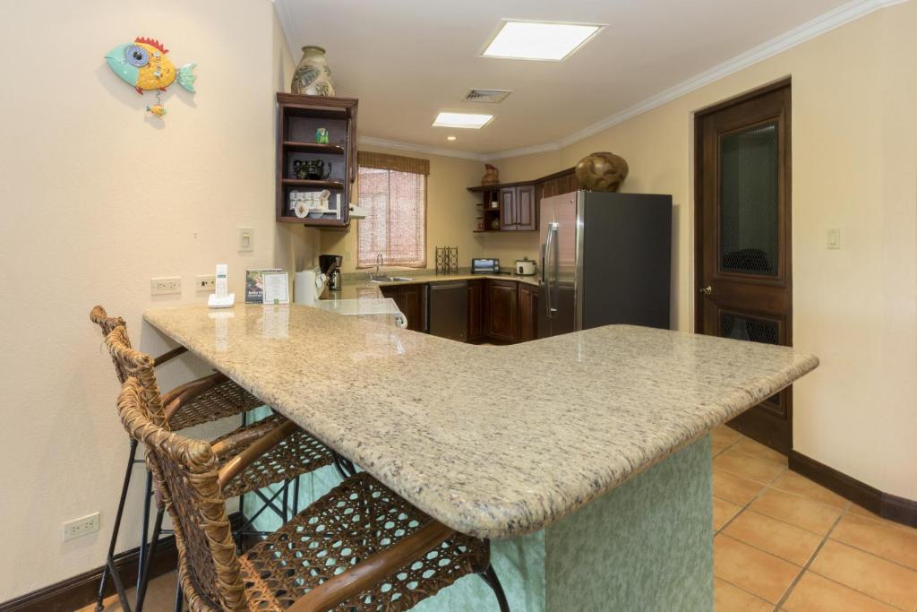 Kuchyň nebo kuchyňský kout v ubytování Bougainvillea 5306 Luxury Apartment - Reserva Conchal