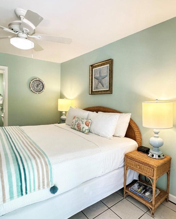 Westwinds Inn - Deluxe King Room