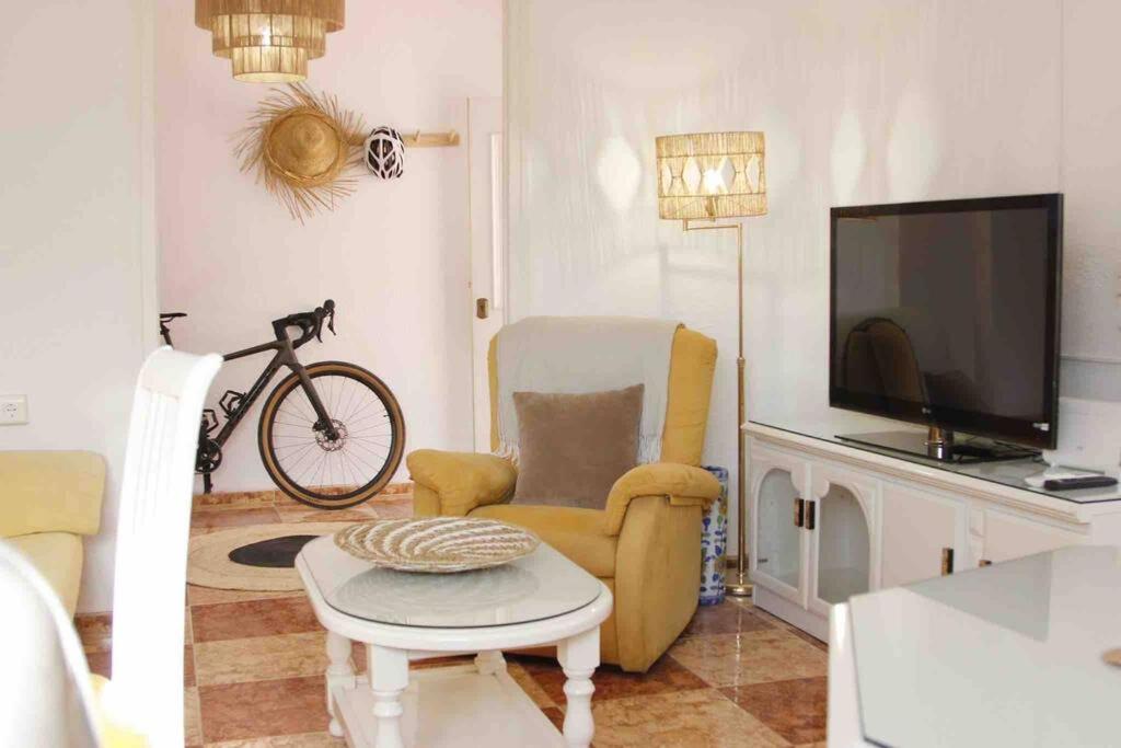 Televízia a/alebo spoločenská miestnosť v ubytovaní Casa Malagueña a pie de playa