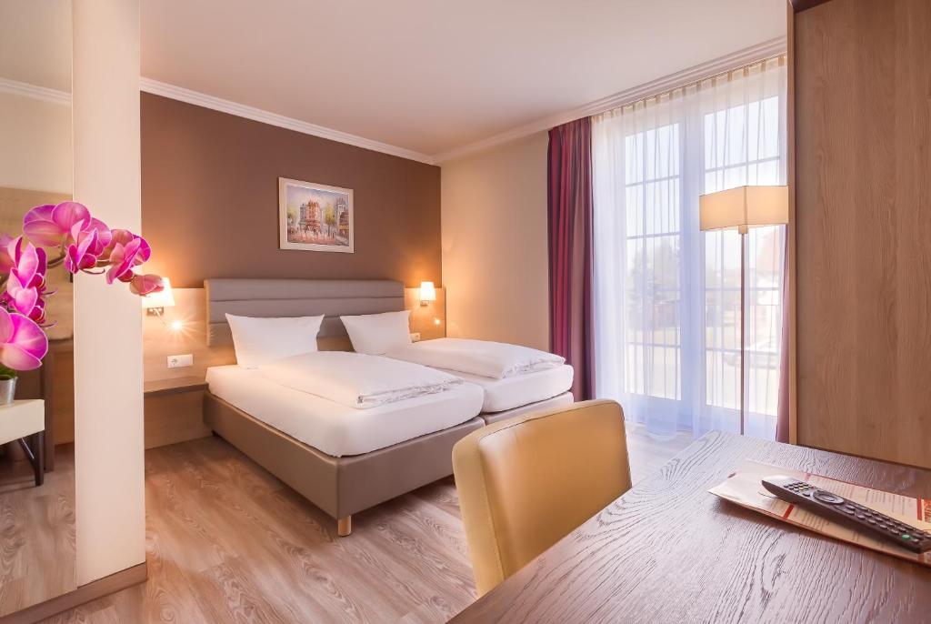 Postel nebo postele na pokoji v ubytování Hotel Rosenhof bei Bamberg