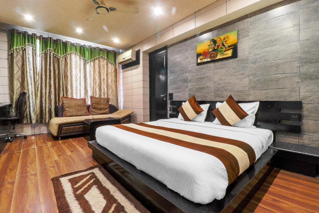 Postel nebo postele na pokoji v ubytování Oaktel Hotel Grand Shiva Near Ganga Ghat
