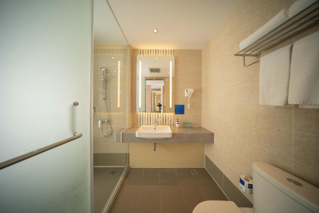 Holiday Inn Express Shanghai Pujiang, an IHG Hotel - Standard King Room With Extra Floor Space