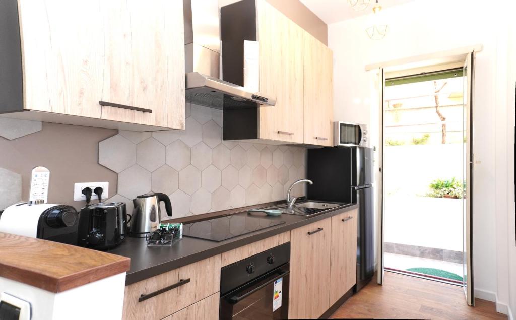 Elegantis Vatican Suite Apartmentにあるキッチンまたは簡易キッチン
