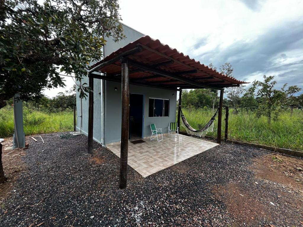 a house with a porch with a hammock outside at Loft com vista para as montanhas in Chapada dos Guimarães