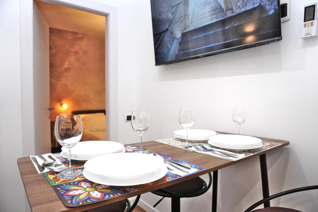 Elegantis Vatican Suite Apartmentにあるテレビまたはエンターテインメントセンター