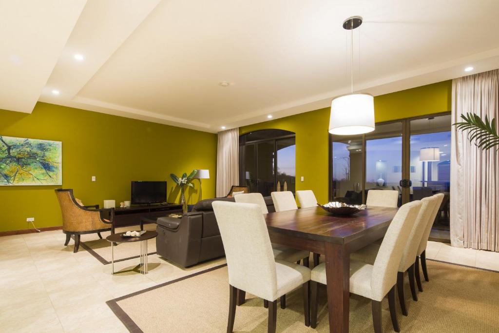 jadalnia ze stołem i krzesłami w obiekcie Jobo 7 Luxury Penthouse - Reserva Conchal w mieście Playa Conchal