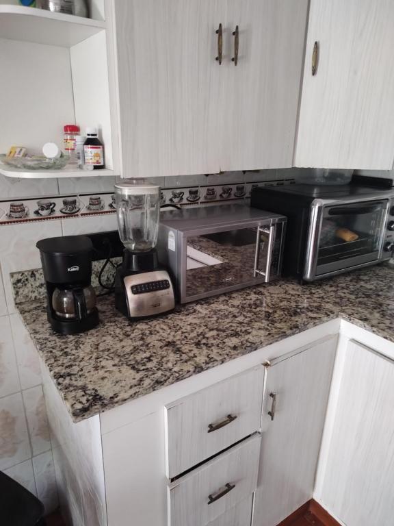 Kuchyň nebo kuchyňský kout v ubytování Noras Homestay Laureles