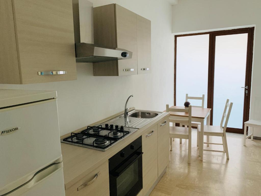 Kuchyň nebo kuchyňský kout v ubytování Residence R&B Tyrrhenum