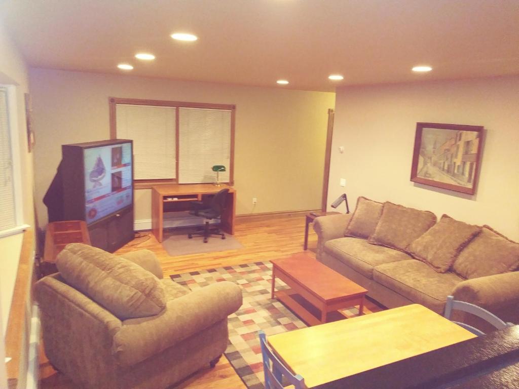 sala de estar con sofá y TV en Private Apartment Furnished Great for Business Traveler, en Whitehouse