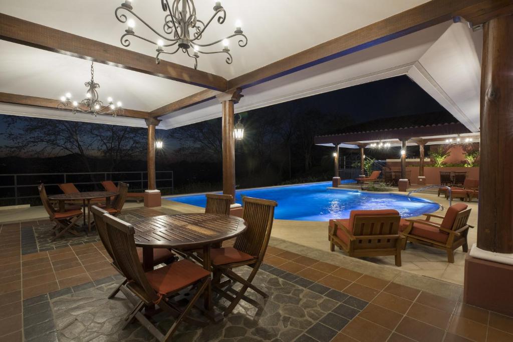 Bazén v ubytování Bougainvillea 3103 Luxury Apartment - Reserva Conchal nebo v jeho okolí