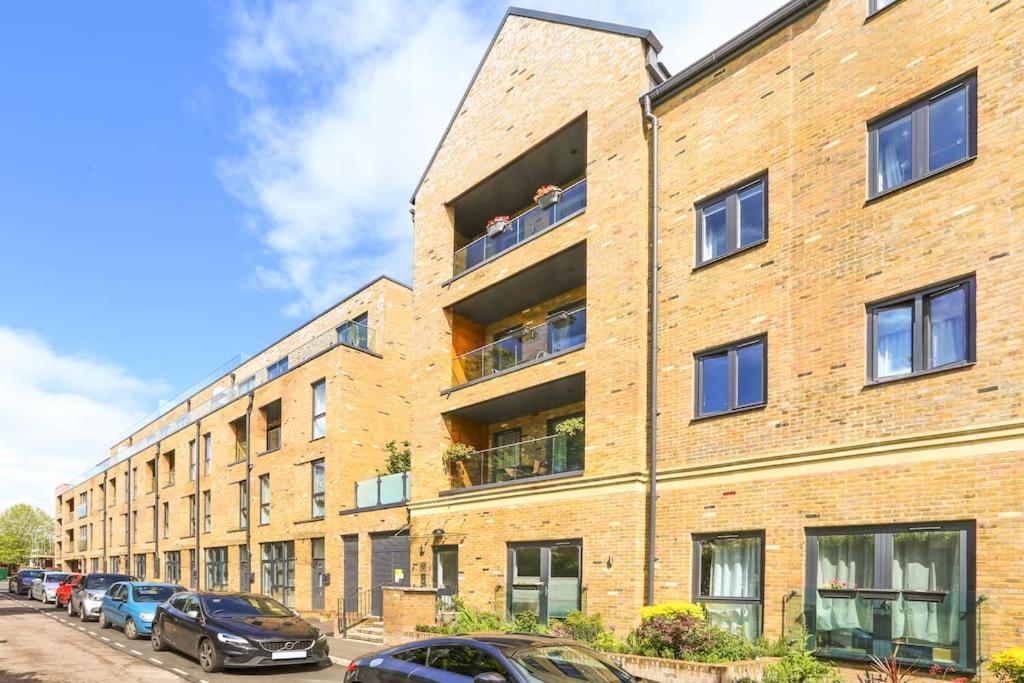 Gallery image of Idyllic Thames Riverside Apartment With Free Parking in Isleworth