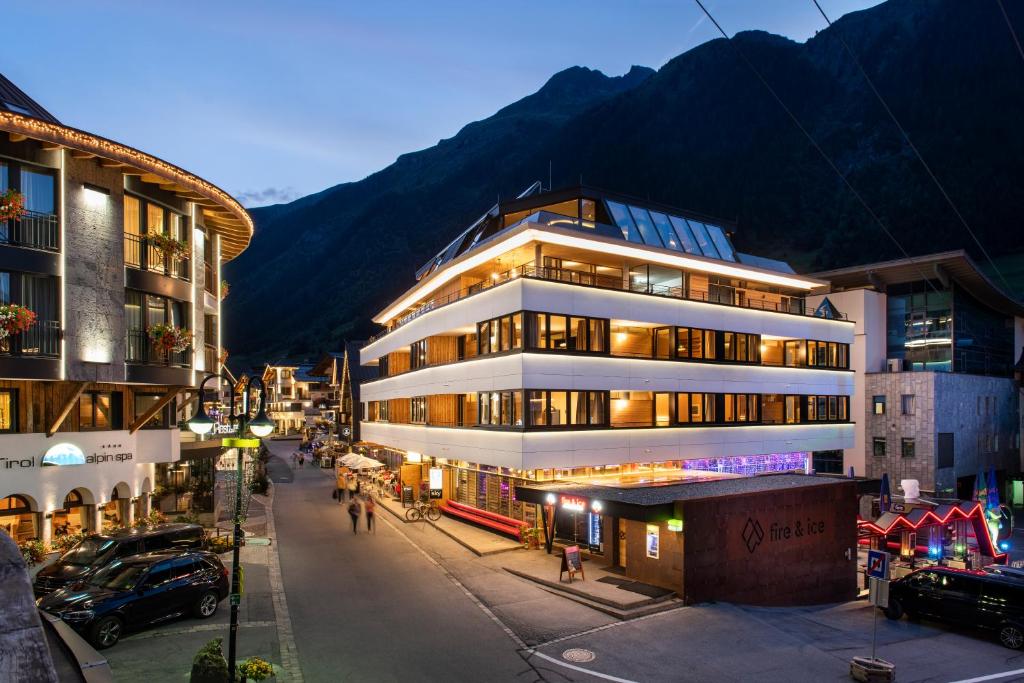 un grand bâtiment dans une rue de la ville avec des bâtiments dans l'établissement fire & ice LIVING, à Ischgl