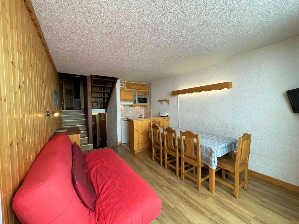 レ・メニュアールにあるAppartement Les Menuires, 3 pièces, 8 personnes - FR-1-452-171のベッド、テーブル、椅子が備わる客室です。