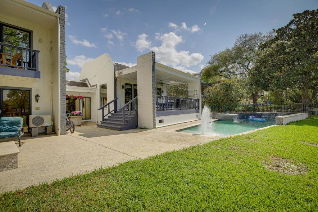 Updated Sugar Land Home with Grill and Pool!, Sugar Land