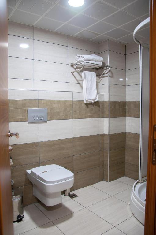 A bathroom at Quars Garden Hotel