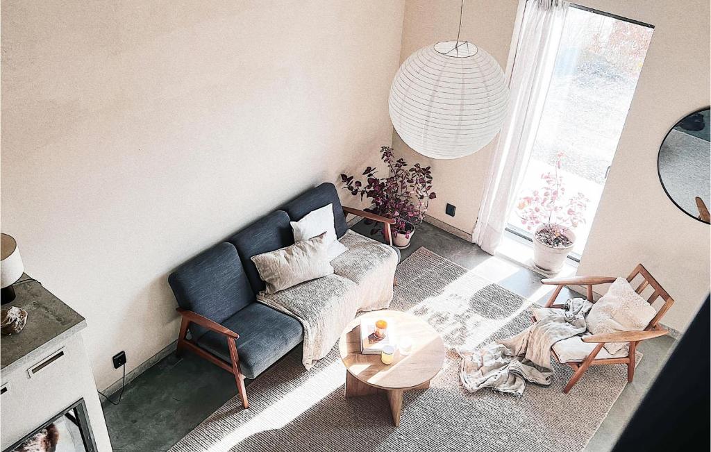un soggiorno con divano blu e tavolo di Pet Friendly Apartment In Vallda With Wifi a Vallda