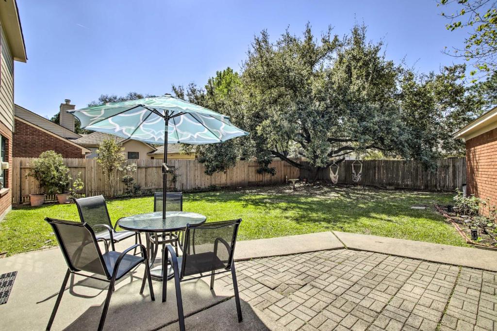 una mesa y sillas con una sombrilla en el patio en Houston Vacation Rental with Private Patio, en Houston