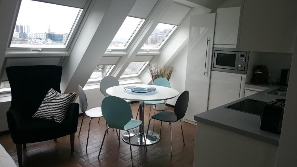 Kuchyň nebo kuchyňský kout v ubytování Kunsthaus Apartments