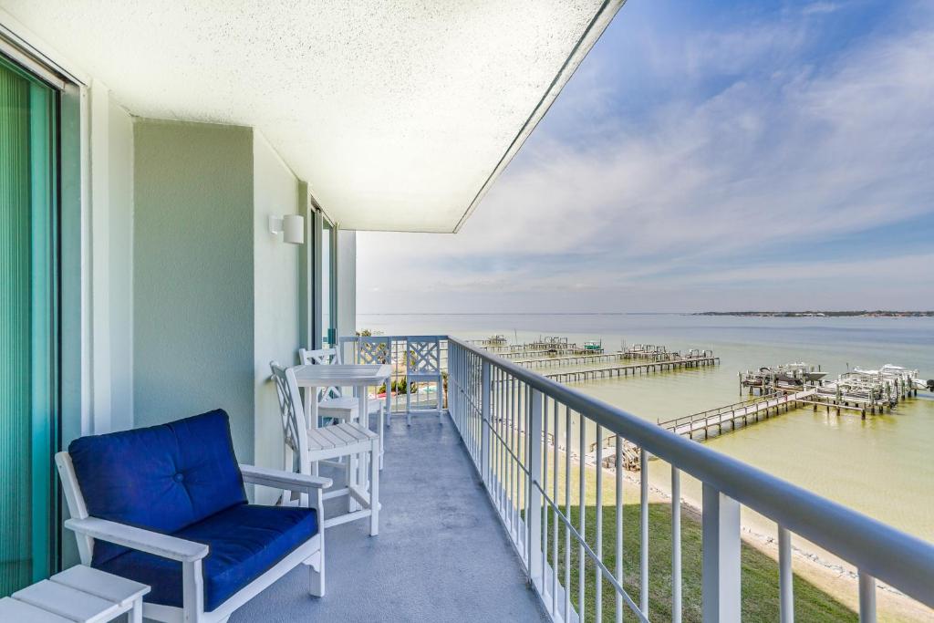 balcón con sillas y vistas al agua en Pensacola Beach Vacation Rental with Private Balcony, en Gulf Breeze