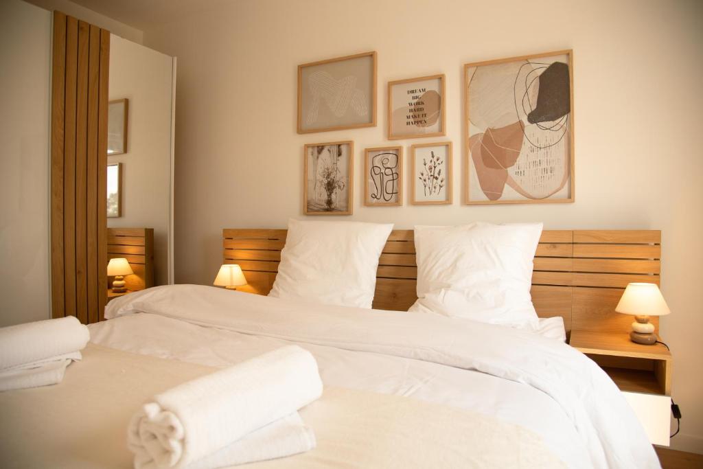 a bedroom with two beds with white sheets at Domaine de Milhà in Labenne