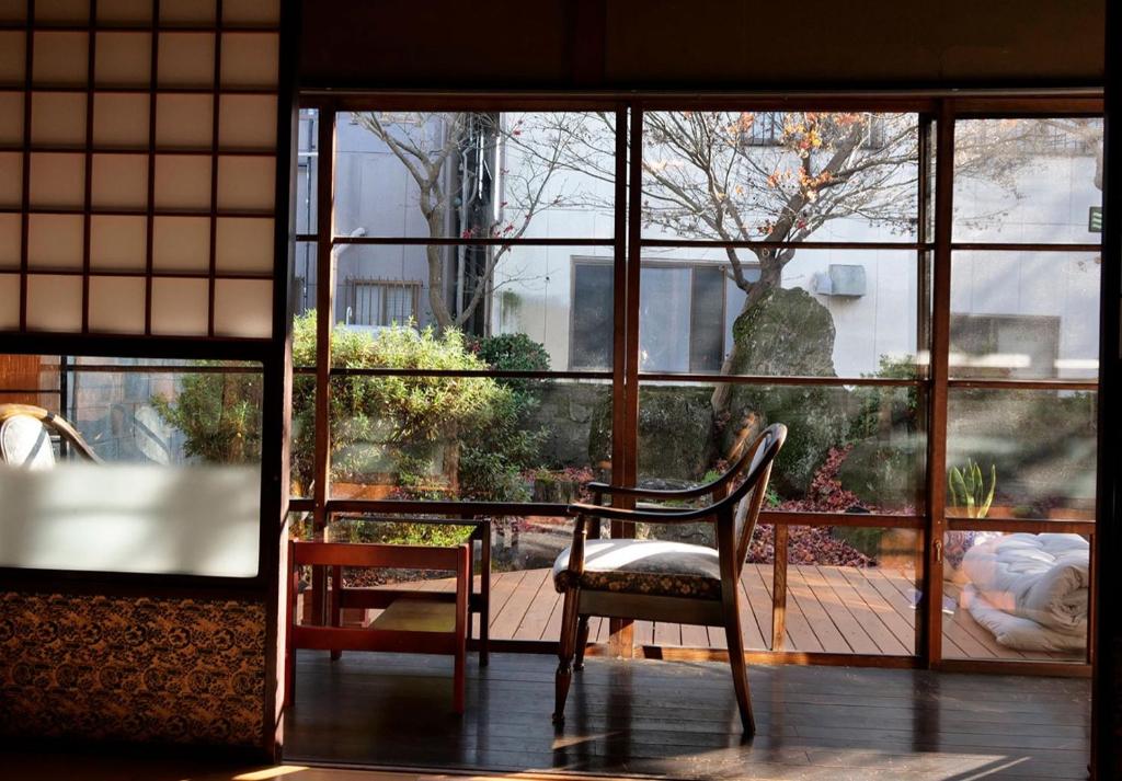 fumoku - Vacation STAY 04226v في تشينو: طاولة وكرسي أمام النافذة